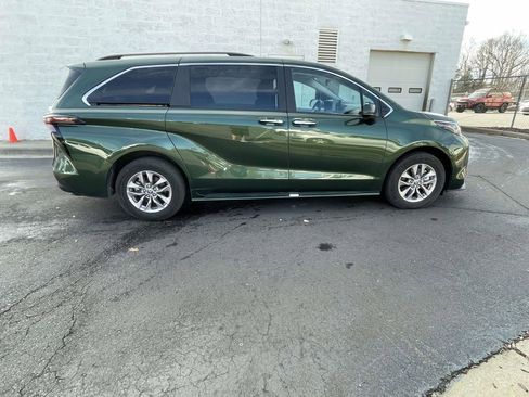 Used 2025 Toyota Sienna XLE image 11