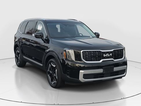 Used 2024 Kia Telluride EX w/ EX Captain's Chair Package image 3