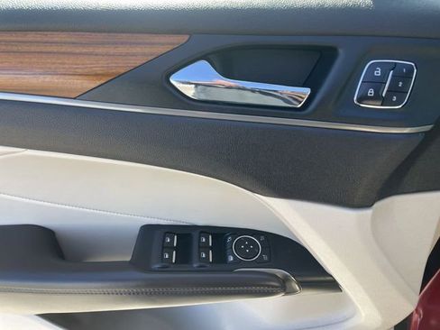 Used 2018 Lincoln MKC Select w/ Select Plus Package image 23