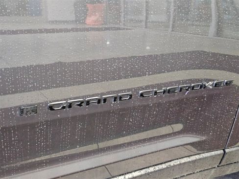 Used 2023 Jeep Grand Cherokee Altitude image 32