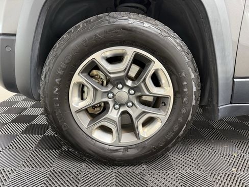 Used 2019 Jeep Cherokee Trailhawk image 12