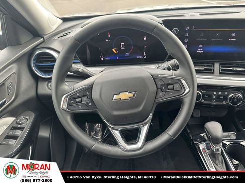 Used 2025 Chevrolet Trax LT w/ LT Convenience Package FWD image 14
