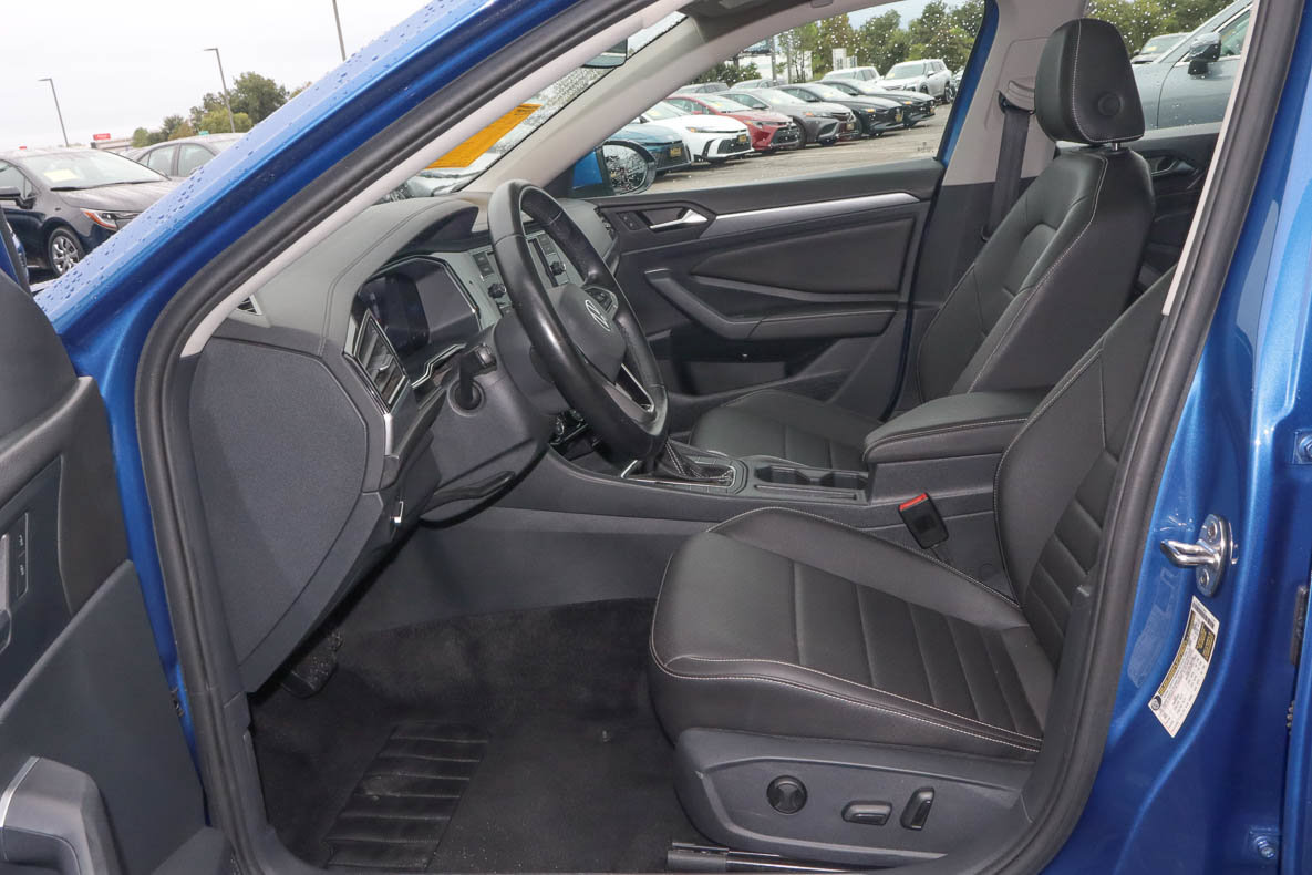 Used 2024 Volkswagen Jetta SE FWD image 7