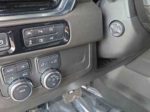 Used 2025 GMC Yukon Denali AWD/4WD image 12