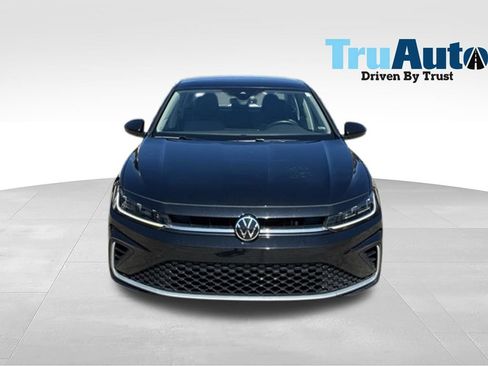 Used 2025 Volkswagen Jetta SE FWD image 2