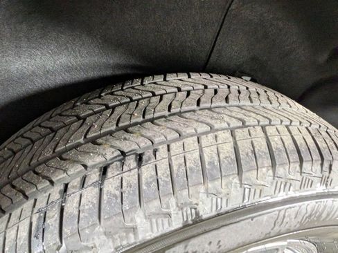 Certified 2025 GMC Acadia Elevation AWD/4WD image 15