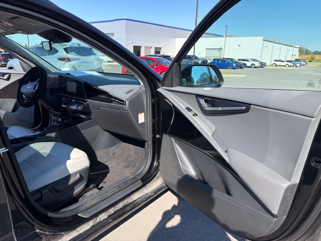 Used 2025 Kia Niro EX FWD image 39