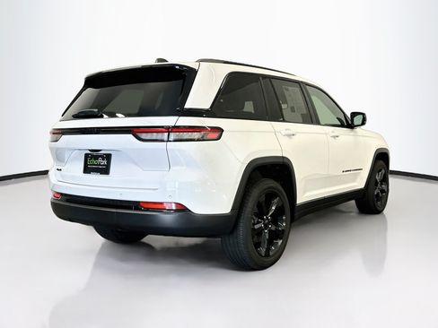 Used 2024 Jeep Grand Cherokee Altitude AWD/4WD image 9