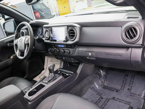 Used 2021 Toyota Tacoma TRD Sport w/ TRD Premium Sport Package AWD/4WD image 33