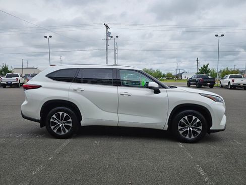 Used 2021 Toyota Highlander XLE AWD/4WD image 5