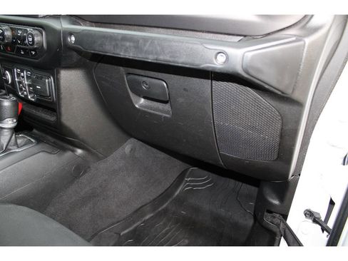 Certified 2021 Jeep Gladiator Willys image 18