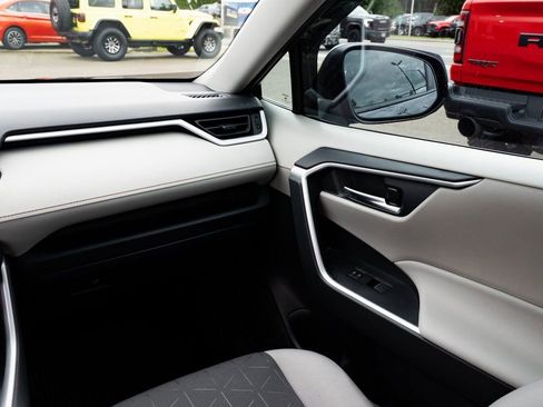 Used 2025 Toyota RAV4 XLE w/ Convenience Package image 10