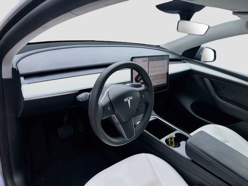 Used 2024 Tesla Model Y Long Range RWD image 9