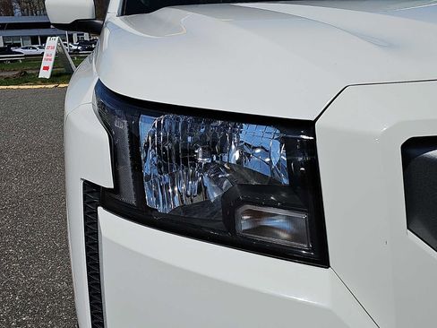 Used 2022 Nissan Frontier SV image 9