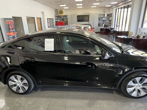 Used 2023 Tesla Model Y 2WD image 6
