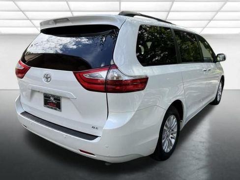Used 2017 Toyota Sienna XLE Premium FWD image 5