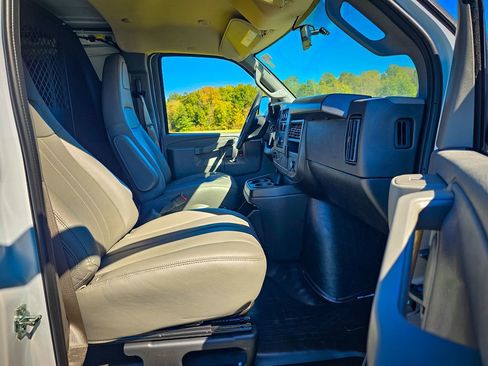 New 2025 GMC Savana 2500 w/ Driver Convenience Package image 28