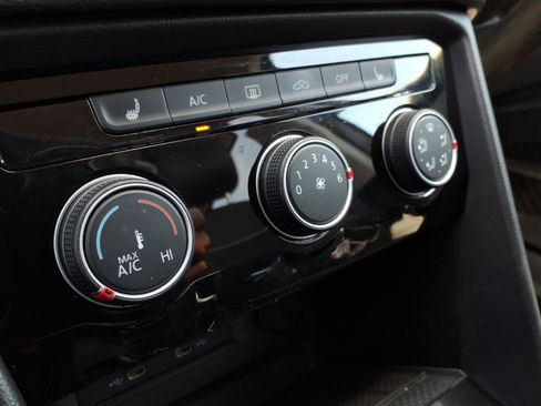 Certified 2023 Volkswagen Taos SE FWD image 30