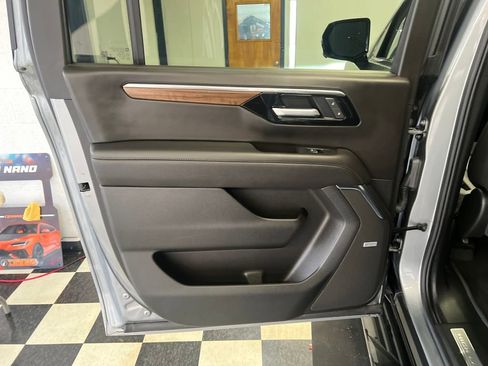 Used 2025 Chevrolet Suburban High Country AWD/4WD image 40