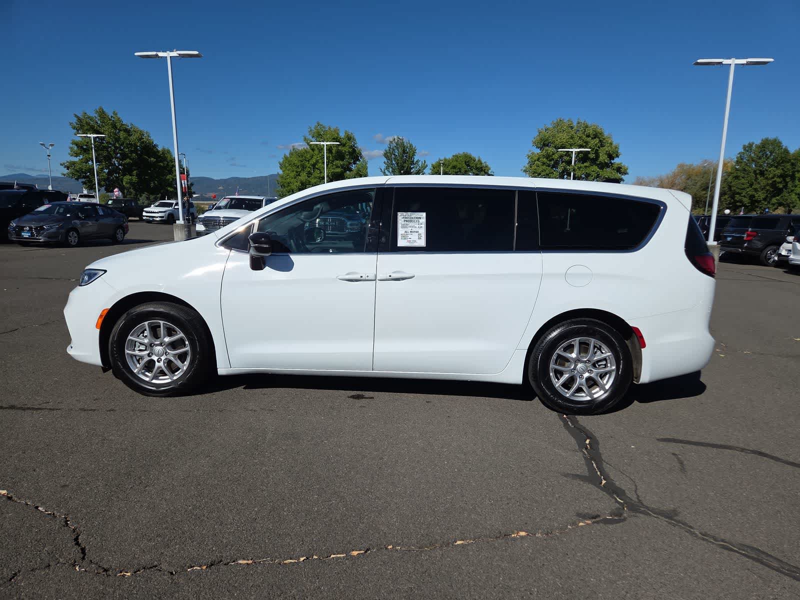 Certified 2025 Chrysler Pacifica Select FWD image 11
