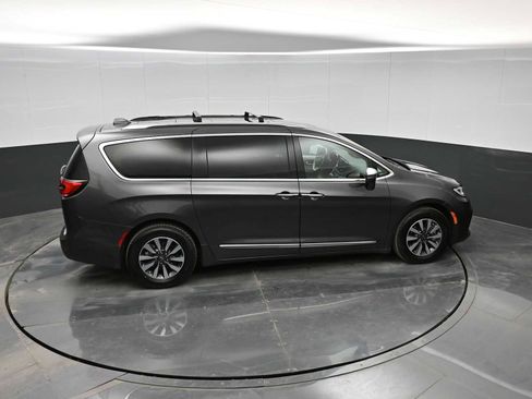 Used 2021 Chrysler Pacifica Limited w/ Uconnect Theater Family Group image 29