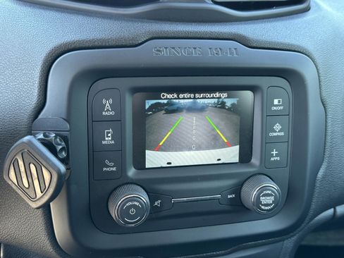 Used 2017 Jeep Renegade Latitude FWD image 29