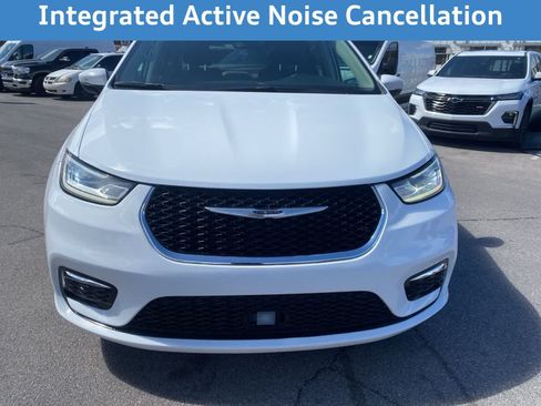 Used 2023 Chrysler Pacifica Touring-L FWD image 3