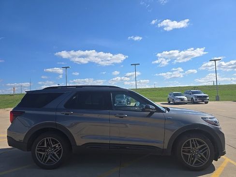 Used 2025 Ford Explorer ST-Line w/ ST-Line Street Pack AWD/4WD image 4