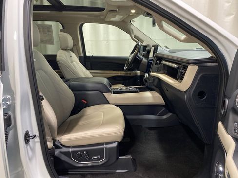 Used 2023 Ford Expedition Platinum image 12