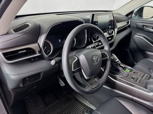 Used 2022 Toyota Highlander XLE AWD/4WD image 9