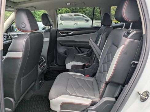 Used 2024 Volkswagen Atlas Peak Edition SEL AWD/4WD image 16