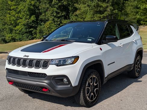 Used 2025 Jeep Compass Trailhawk AWD/4WD image 5