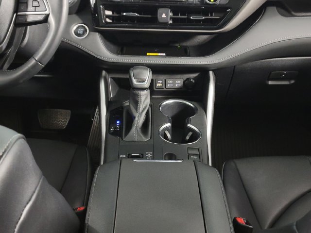 Used 2024 Toyota Highlander XLE FWD image 21