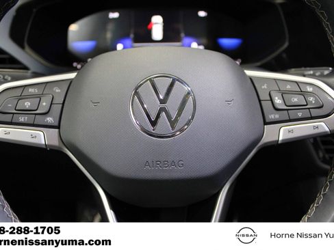 Used 2023 Volkswagen Taos SE w/ Panoramic Sunroof Package FWD image 9