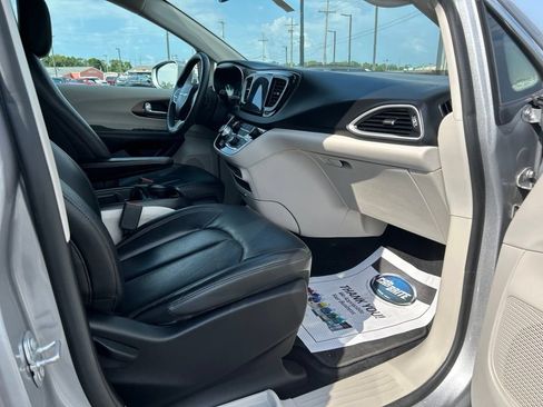 Used 2017 Chrysler Pacifica Touring-L w/ Tire & Wheel Group FWD image 49
