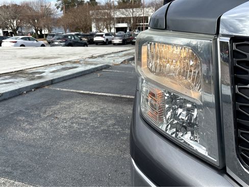 Used 2017 Nissan Titan SV image 19