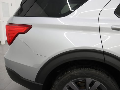 Used 2021 Ford Explorer XLT w/ Equipment Group 202A AWD/4WD image 24