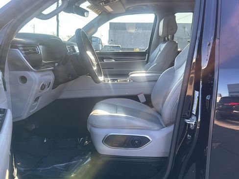 Used 2023 Jeep Wagoneer Series III w/ Premium Group I image 12