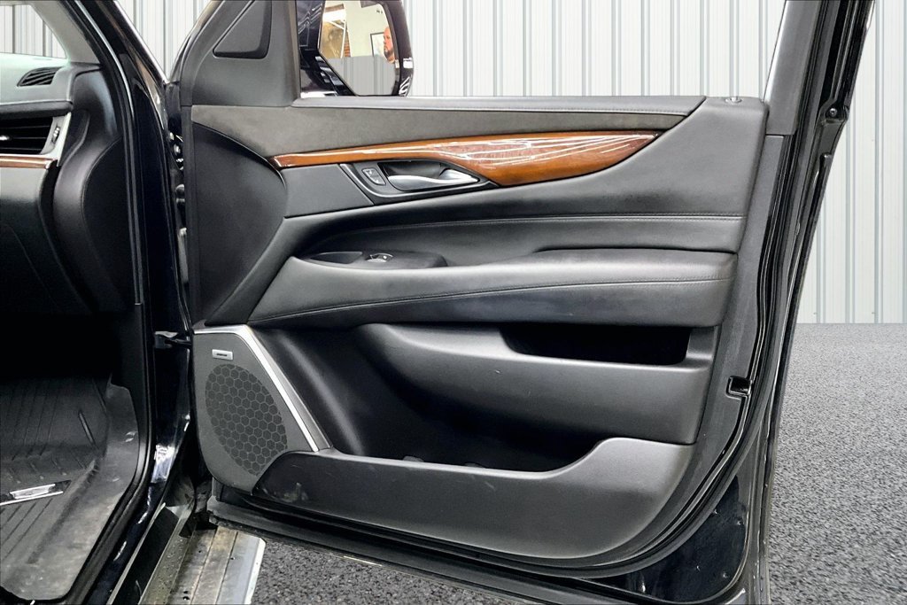 Used 2019 Cadillac Escalade Premium Luxury w/ LPO, Radiant Package AWD/4WD image 31
