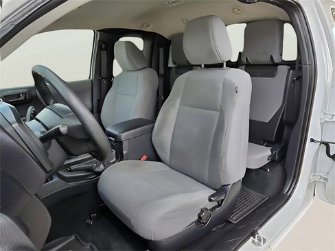 Used 2019 Toyota Tacoma SR image 3