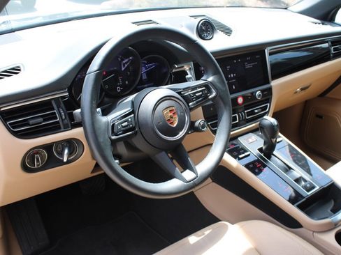 Certified 2025 Porsche Macan image 4