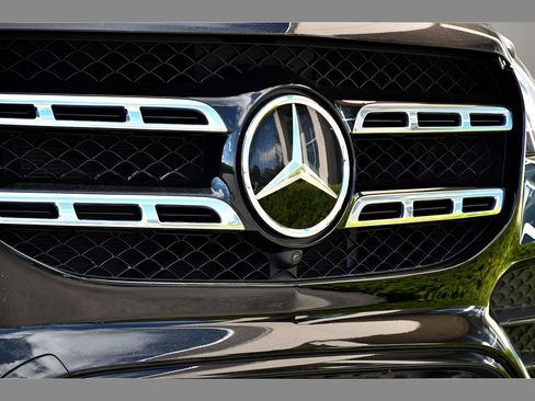 Used 2023 Mercedes-Benz GLS 580 4MATIC image 10