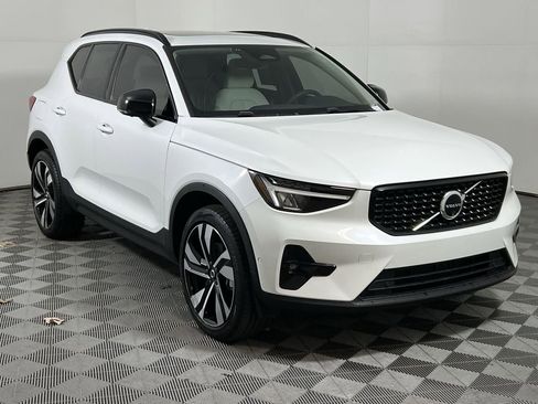 Used 2024 Volvo XC40 B5 Plus image 2
