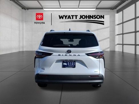 New 2026 Toyota Sienna XLE image 4