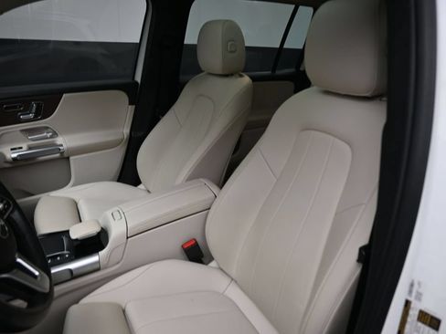 Used 2023 Mercedes-Benz GLB 250 w/ Premium Package image 33