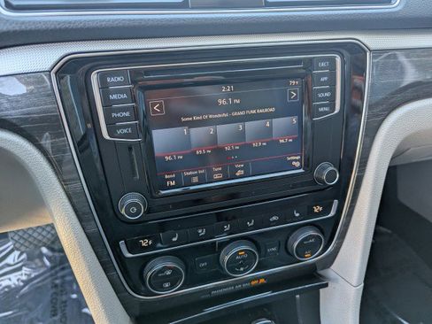 Used 2018 Volkswagen Passat 2.0T SE image 20