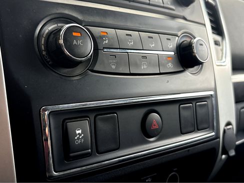 Used 2017 Nissan Titan SV image 6