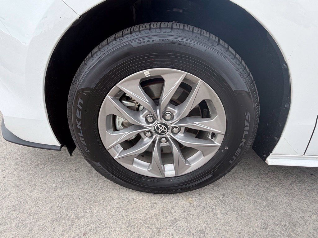 Used 2025 Toyota Sienna LE AWD/4WD image 37