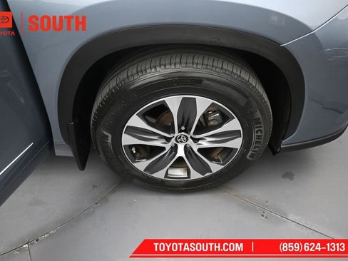 Used 2022 Toyota Highlander XLE AWD/4WD image 39