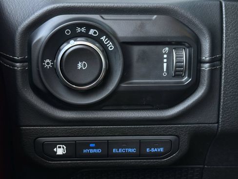 Used 2025 Jeep Wrangler Unlimited Sahara w/ Safety Group AWD/4WD image 23